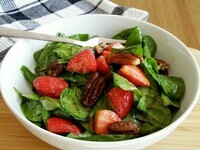 salade-composée-dété-fraises-et-épinards-salade-à-gout-aristocratique