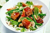 salade-composée-pour-buffet-froid-salade-aux-haricots-morceaux-de-tofu-et-laitue