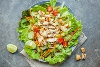 salade-composée-pour-buffet-froid-salade-simple-avec-laitue-et-morceaux-de-viande-rôtie