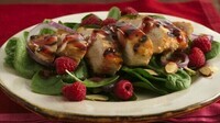 salade-dété-pour-barbecue-framboises-épinards-viande-et-sauce