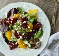 salade-originale-betteraves-orange-et-feuilles-fraîches-jolie-salade-tricolore