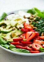 salade-originale-fraises-coupées-avocat-épinards-et-pistaches