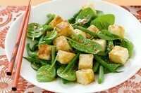 salade-originale-salade-tofu-coupé-en-dés-et-épinards
