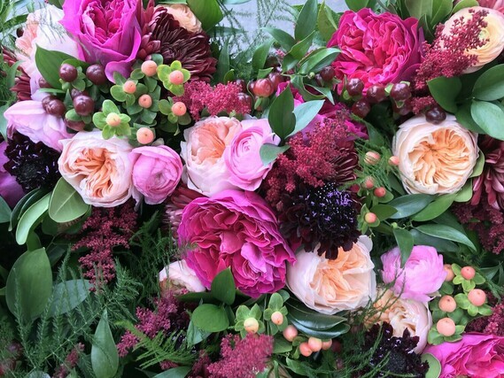 Wedding-Flowers-Garden-Roses-Ranunuculus-Berries-Peach-Burgundy-Pink