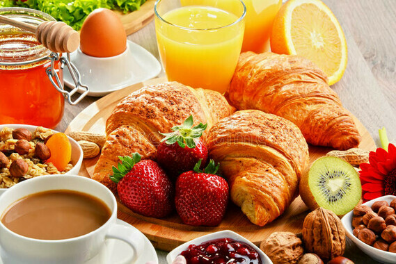 petit-déjeuner-se-composant-des-croissants-café-fruits-jus-d-orange-69307845