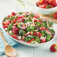 salade-de-fraises-et-brocoli-sauce-cremeuse