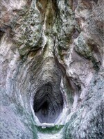 La grotte d'Utroba en Bulgarie surnomée_le vagin de la déesse