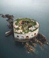 Le Stack Rock Fort est un fort construit sur une petite île de la voie navigable de Milford Haven, d