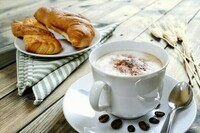 petit-déjeuner-italien-traditionnel-avec-le-cappuccino-et-les-croissants-sur-une-table-en-bois-rusti