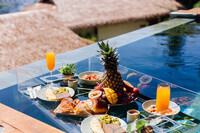 petit-dejeuner-flottant-dans-incroyable-villa-hotel-dans-piscine-bleue_343596-1029