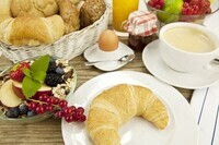 depositphotos_12292061-stock-photo-traditional-french-breakfast-on-table
