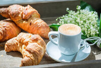 café-chaud-et-croissant-délicieux-pour-le-petit-déjeuner-84192683