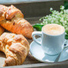 café-chaud-et-croissant-délicieux-pour-le-petit-déjeuner-84192683