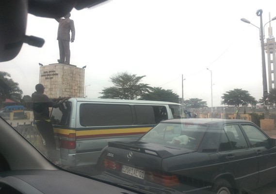 Transport Public à Kinshasa : même le passager accroché à l'arrière pairera