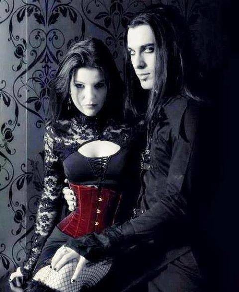 298973-goth-style-vampire-and-romantic-goth-couple