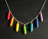 Collier crayons 8 €