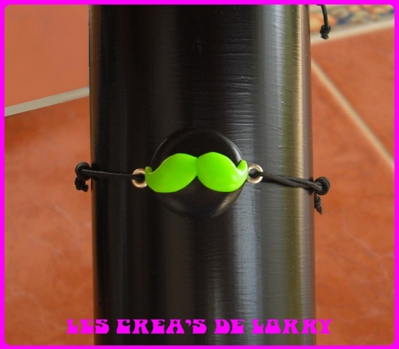 Bracelet moustache 3,50 € fluo vert
