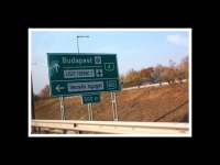 Panneaux de directions sur autoroute de Budapest