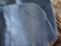 petit trou sur le devant du jeans