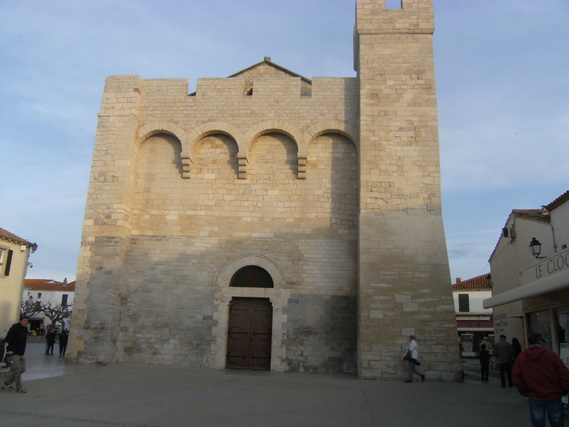 Façade de l'église de Saintes Maries de la Mer