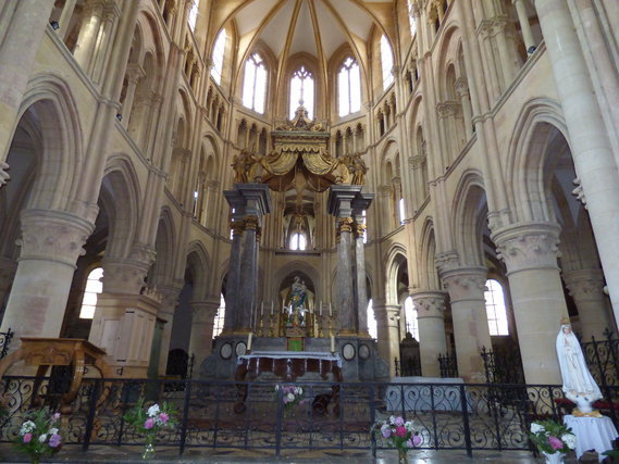 Le maître-autel et le crucifix en arrière plan