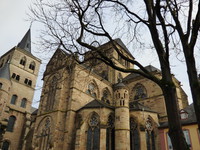 Cathédrale St Pierre (à gauche) reliée à l'Eglise ND de TRIER