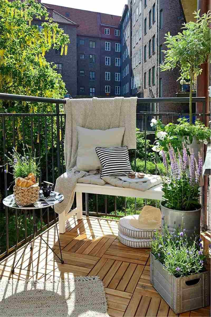 Decoration Balcon Caillebotis Bois Banc Petite Table Ronde 300