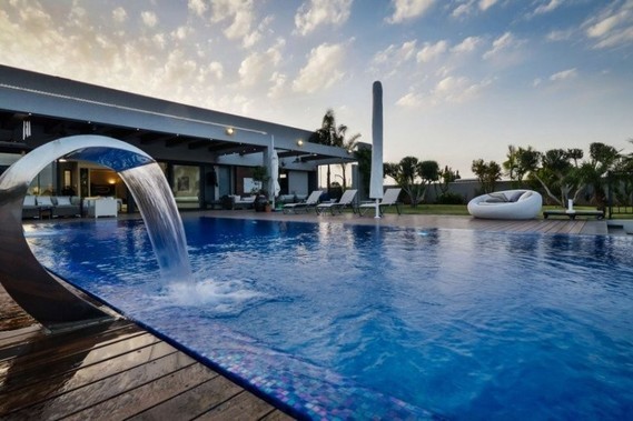 Piscine Exterieur Grande Moderne Cascade Lit Jour Chaises Longues Parasol Piscines De Reves Etre Soi Photos Club Doctissimo