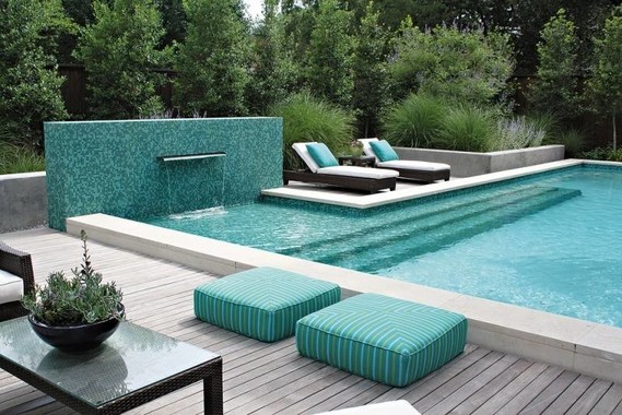 Piscine Exterieur Moderne Grande Chaises Longues Tabourets Turquoise Cascade Mosaique Piscines De Reves Etre Soi Photos Club Doctissimo