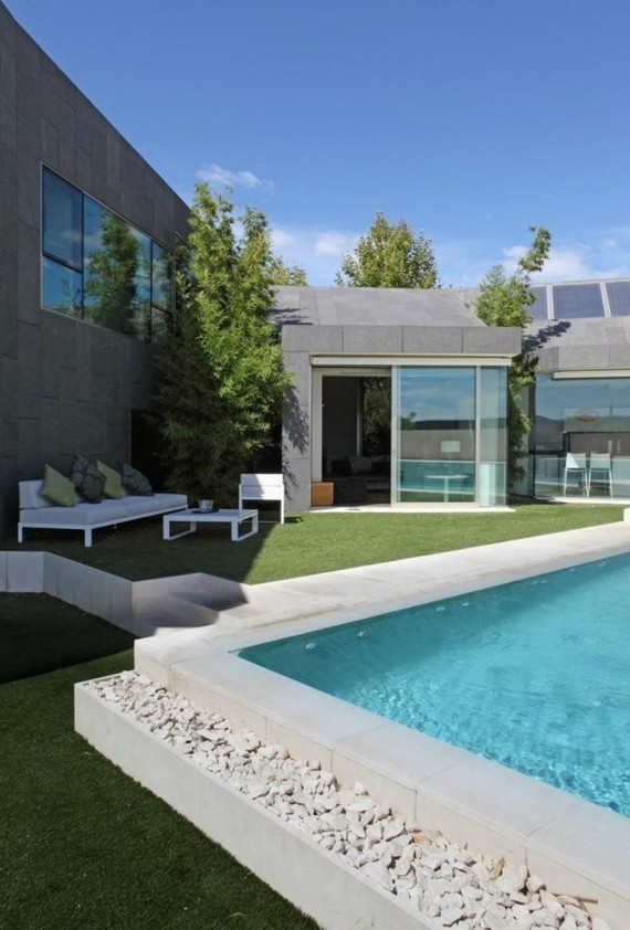 Piscine Jardin Enterree Galets Blancs Gazon Canape Table Blanc Arbustes Piscines De Reves Etre Soi Photos Club Doctissimo