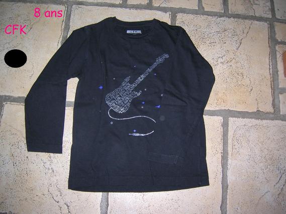 8 ans tshirt noir CFK- 2 euros