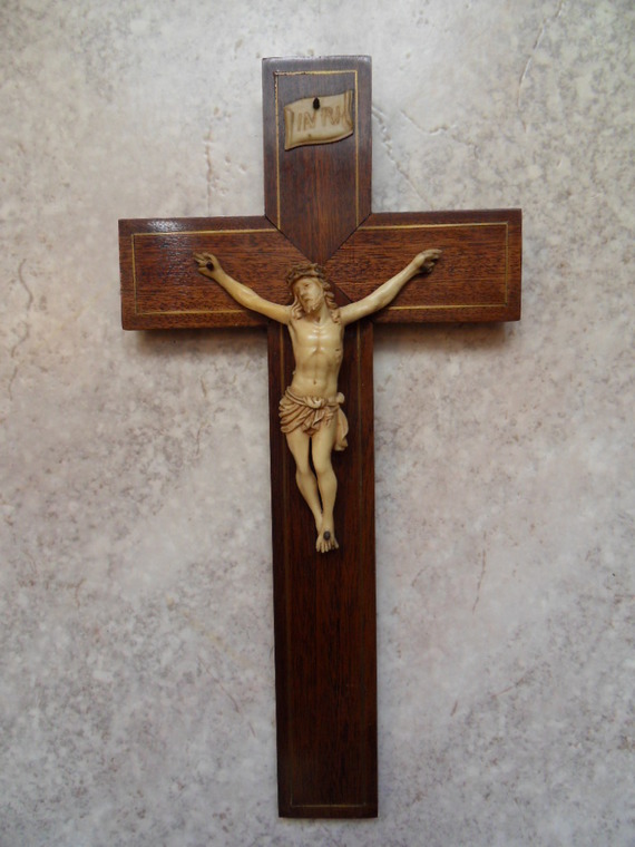 64€  Crucifix ancien XIXème , Christ en os finement sculpté Etchegaraypatrick le 28.03.14