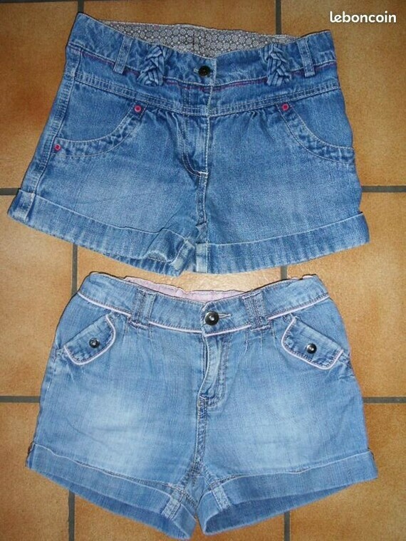 5€ Lot de deux shorts en jean Taille 10 Ans