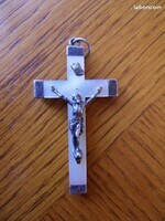 5€ un Christ argenté sur sa croix en nacre de 5cm x 3 cm Hélène M L LBC le 30-01-24