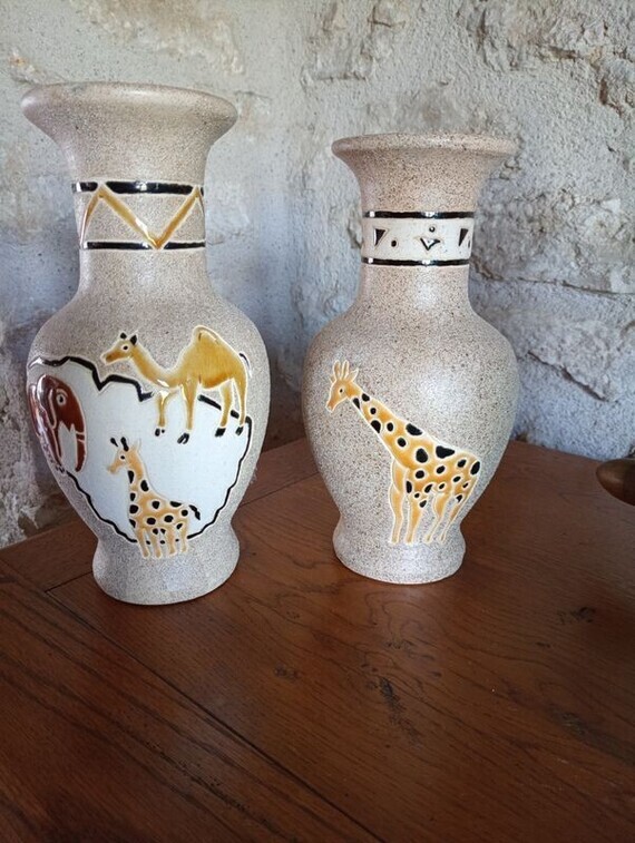 7€ Lot de 2 vases 26 et 27 cm Thème Afrique Alexandra N LBC le 1er Mai 24