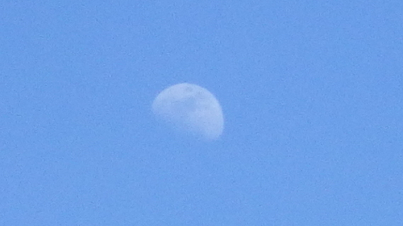 lune dans le ciel bleu 2