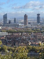 Le quartier d’affaires de Lyon que l’on voit en haut loin avec ses tours