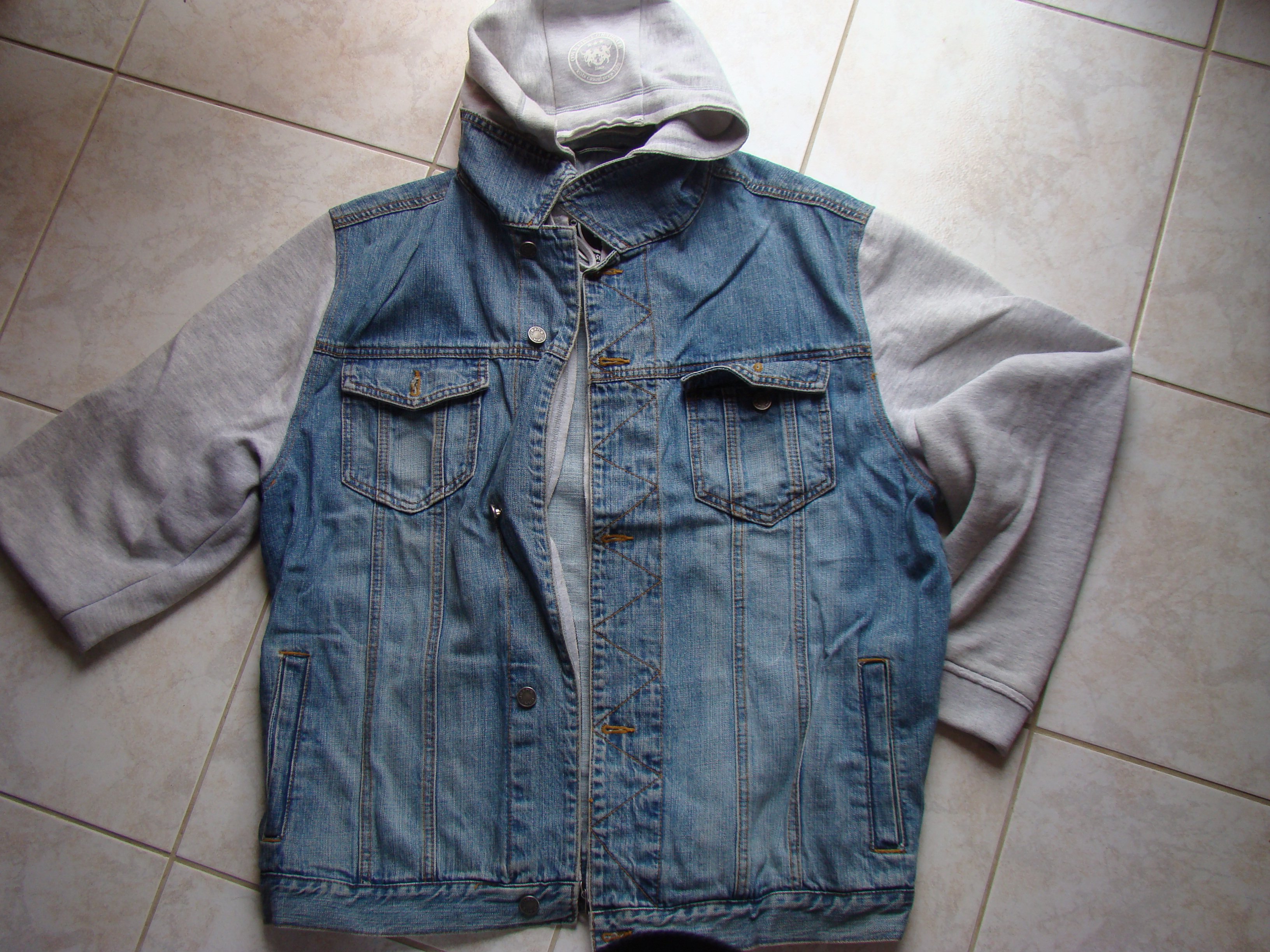 veste en jean avec manche en sweat