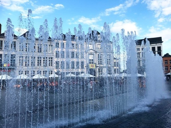 Jets d'eau, Grand-Place de Mons