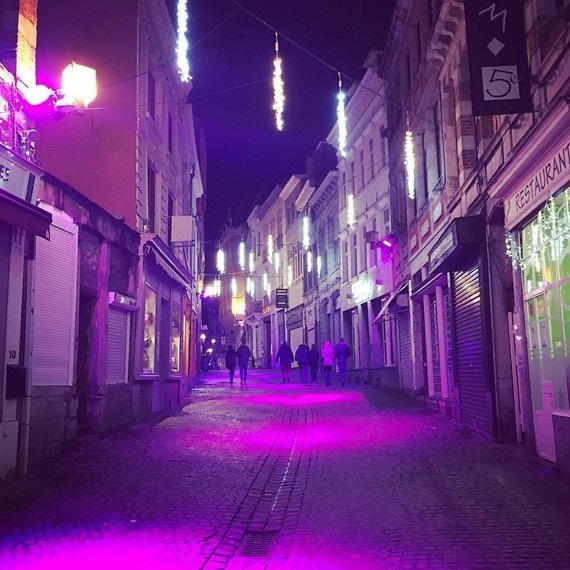 Le soir tombe : la rue de la Coupe aux reflets violets ...