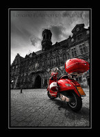 Mons - Moto rouge sur la Grand-Place