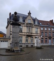 Place du Parc (1) : le puits Saint-Pierre / Fontaine, hôtel Saint Georges