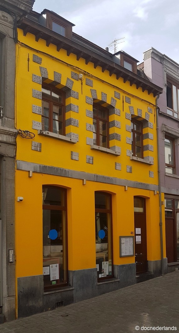 La maison jaune (3) / Boule de bleu / Bergen, Henegouwen, België