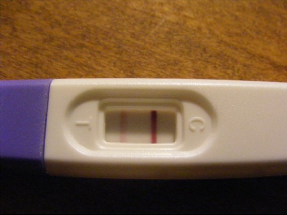 Test De Grossesse Positif Une Barre Ou Deux test de grossesse avec 2ème ligne a peine visible - Bébés de l'année
