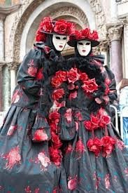 caranaval femme en robe noire et roses rouges