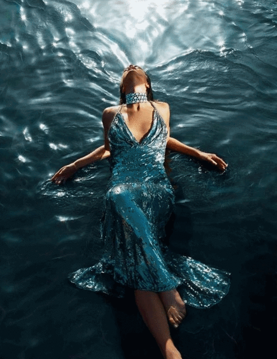 belle image femme sur l'eau
