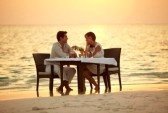 15535020-une-part-jeune-couple-un-diner-romantique-sur-la-plage-aux-maldives