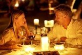 14306545-moyen-couple-age-de-savourer-un-diner-romantique-aux-chandelles-au-restaurant