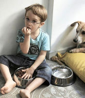 47 photos qui prouvent que les enfants se prennent pour des animauxkid-act-like-animal-eating-dog-fo