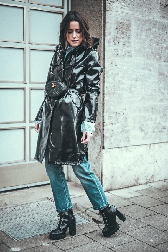 vinyl-coat-outfit-streetstyle-beltbag-lisa-pedigrew-fashion-blog